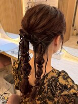 ヘアアレンジメント ボガスティーズ 溝の口店(Hair arrangement Vogusty's)&nbsp;ツインあみ下ろし/タイトツイン/定番/参列/イベント