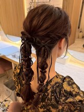 ヘアアレンジメント ボガスティーズ 溝の口店(Hair arrangement Vogusty's)&nbsp;ツインあみ下ろし/タイトツイン/定番/参列/イベント