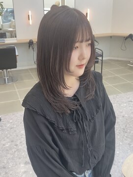 セラ(SERA) ミディアムレイヤー/レイヤーカット/レイヤースタイル