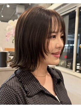 ジーレ(jiire) 顔周りレイヤーかける×切りっぱなしボブ