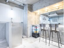 お待ちのお客様にアルコール、ソフトドリンク等のドリンクサービスをご提供 (メンズサロン上野/パーマ)