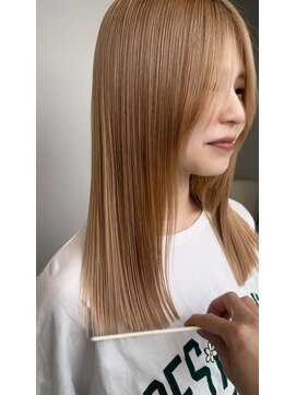 シー(The She's) 艶カラー　Aラインストレート×ミルクベージュ