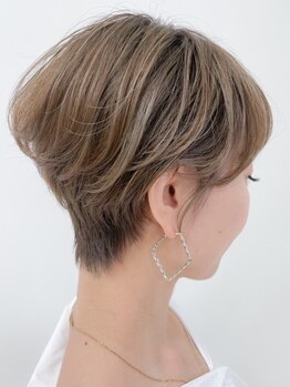 クラップヘアーの写真/４０代からの気になり始めた白髪を自然な仕上がりに＊上品でお洒落なグレイカラーはお任せください★