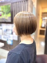 トレセッテ(tre sette) インナー刈り上げのショートボブ/ハイトーンベージュカラー