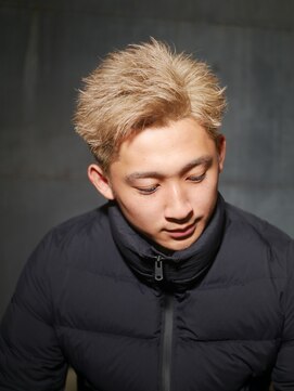 イーラ(era) 短髪ショートツーブロなし刈り上げハイトーンアップバング