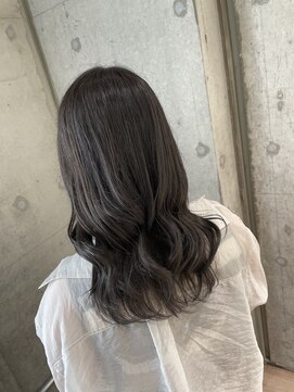 リビンバイアフロート(Livin by afloat) 巻き髪　セミロング　アイスグレージュ　おおたかの森