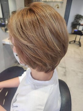 ジェコ ブラン(gecko. brun) 大人ハイトーンショート/流し前髪/艶髪ベージュ #武蔵小山美容室