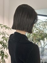 ニコ(Nico)&nbsp;【Nico】佐藤有華／切りっぱなしボブ／20代／ダークブルー