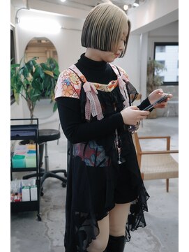 フェイヴィーズ(FavyS) 前上がり抜きっぱなしアンブレラカラーミニボブ