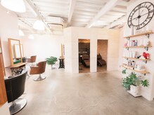 アズヘアー ラペ 三日市店(A'z hair LAPAIX)の雰囲気(アンティークに囲まれた空間でアットホームで特別な時間を)