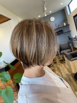 イチ ヘア(#1 hair)の写真/明るめグレイカラーで白髪をカバーしながらお洒落を楽しむ♪頭皮に優しい薬剤で、艶やかな大人髪へ☆