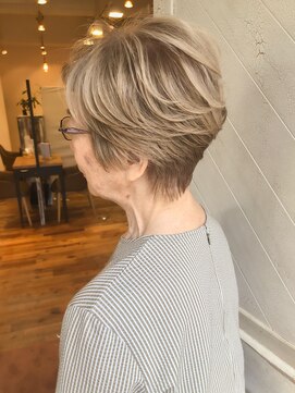 シロ(siro) 白髪ぼかしブリーチなしミセスショートボブ