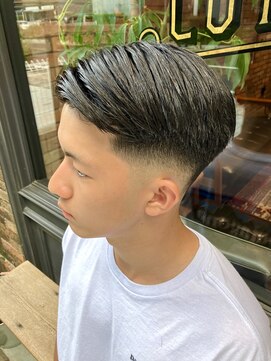 フォーコーナーズ(Four Corners) スキンフェード／サイドパート/七三分け／刈り上げ