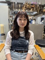 クルニエ(crenier) ウェーブヘアとオレンジレッド