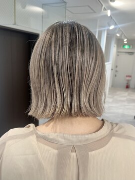 ヴィア 京都烏丸(Via) ボブ 切りっぱなしボブ 白髪ぼかし バレイヤージュ ハイライト