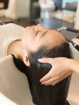 サンチャサロン(sancha salon)の写真/《話題のローランド導入店》マッサージチェアも使用して行う全身への施術で頭皮も髪も身体もリラックス♪