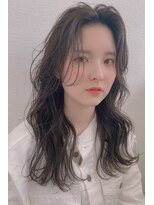 ノノリリ(NONORIRI)&nbsp;アッシュベージュ透明感カラーナチュラルくびれヘア波ウェーブ