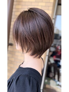 ヘアーサロン カラー 色彩店(COLOR) ショートボブスタイル 透明感ベージュカラー