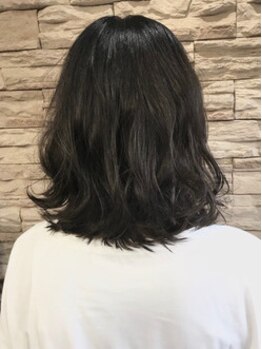 ヘアーデザインレコロ(hair design RECOLO)の写真/94%が自然由来成分の薬剤を使用！頭皮に潤いを保ちながら色艶が手に入る♪グレイカラーが初めての方も◎