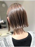 ベージュカラー×ミニボブ