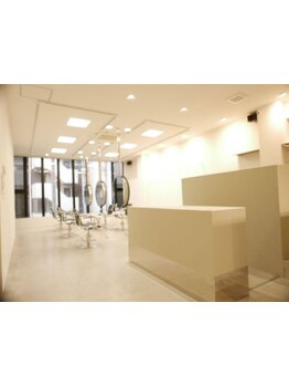 仕事の帰り道・お買い物帰りに気軽に寄れる、自然と足が向く心地よさ＊何でも相談できるスタイリスト在籍◎