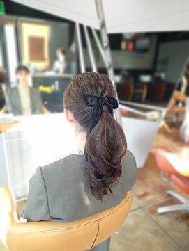 クレップスヘアーヒマワリ(CRE'PS HAIR HIMAWARI) ポニーテールアレンジ