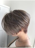 グレージュ ブリーチ ショート