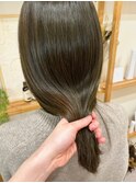 オリーブグレージュ