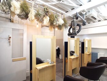 ラフ 原宿(L.a.a.g.f harajuku)の写真/【大型店が苦手な方◎】確かな技術と提案でインナーカラーやブリーチなしダブルカラーもじっくり向き合う♪