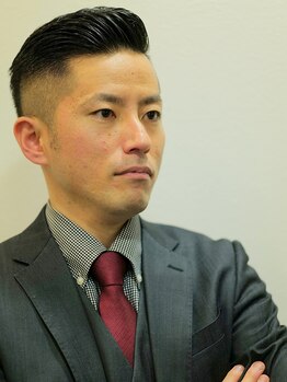 洗練されたデキる男の好印象ヘアならお任せを。"大人メンズ専門理容室"をお探しならT-PLUSへお越しください