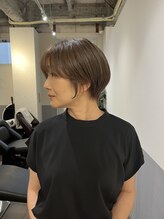 トウ(tou.) 大人ショート×白髪ぼかしハイライト
