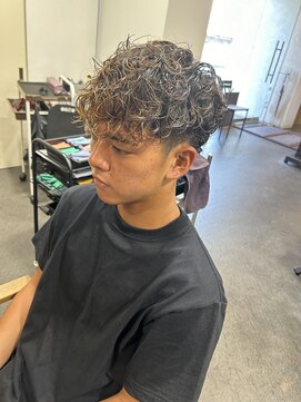 サロン ド ロイ(Salon de Roi) 横顔もイケメンに!外国人風スペインカール/フェード