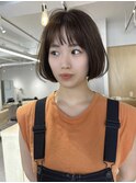 コンパクトな顎ラインボブヘアに柔らかいオリーブベージュ