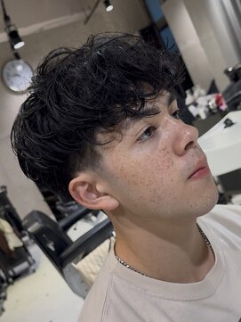 フランクスバーバーザスタンド(Frank’s barber the stand) サーフカール/スパイキーショート/フェザーパーマ/飯田橋E