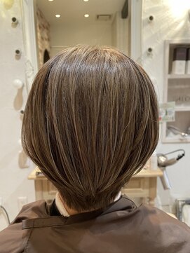 ヴィアンカ(Vianca) 【白髪ぼかしハイライト×耳掛けショート】