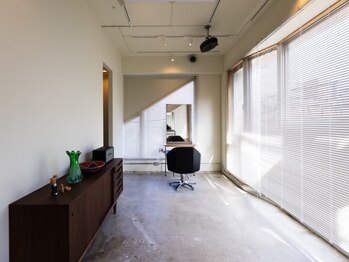 ダックヘアー(DaK hair)の写真/【仙川駅徒歩3分】開放感抜群◎陽の光が降り注ぐカフェのような空間のプライベートサロンです♪