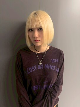 エニフォーイーストハム(Eni for eastham) ブリーチカラー/ホワイトブロンド/切りっぱなしボブ