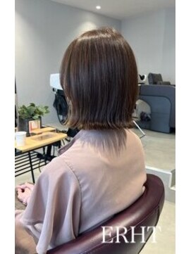 スリー(THREE) 切りっぱなしボブ×ベージュ系透明感カラー【札幌/大通】