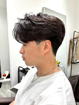 カルム(kalm) 毛流れセンターパートニュアンスパーマカルマヘアメンズパーマ