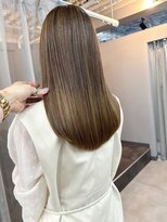 カミエ(kamie)&nbsp;セミロングのブラウンカラー×透明感を引き出すケア