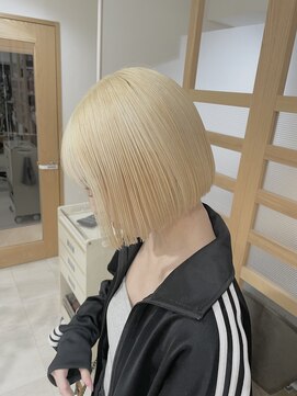 ミオ バイ レニア(mio by ReniA) 2ブリーチ　抜きっぱなしブロンドヘアー