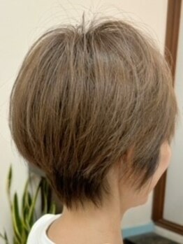 ヘアーマツシタ(Hair Matsushita)の写真/白髪染めでも明るいカラーを楽しめる！なるべく頭皮にカラー剤をつけないで塗布するのでダメージを軽減◎
