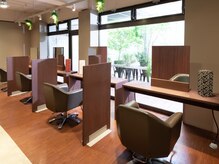 オルサ(orsa)の雰囲気（鏡の向こうに広がる植栽がリラックス感をさらに演出 白髪ぼかし）