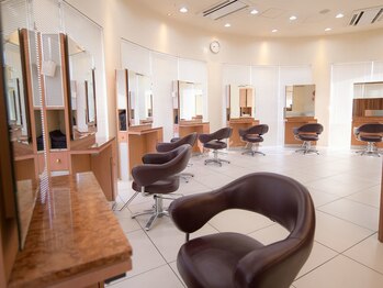 サロン ド ジュン 伊勢崎店の写真/幅広い年代から人気のファミリーサロン◇お客様一人一人のお悩みや要望に寄り添います♪