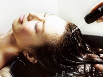 美容室パリーナの写真/マイクロバブルを使用したヘッドスパ♪頭皮マッサージによる癒し効果はもちろんリフトアップや髪質改善も◎