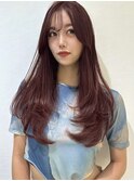 前髪ありボルドーカラーのレイヤーロングヘア