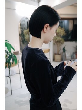 フェイヴィーズ(FavyS) 両耳がけ黒髪ミニボブ