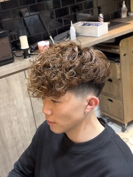 グルーマーズトウキョウ(GROOMER/S TOKYO) スペインカール　ブラウン　フェード　海外風　メンズパーマ