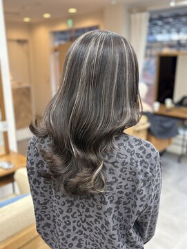 リングバイモアムー(Ring by Moremuu) ホワイトハイライト　ベージュハイライト　レイヤーカット