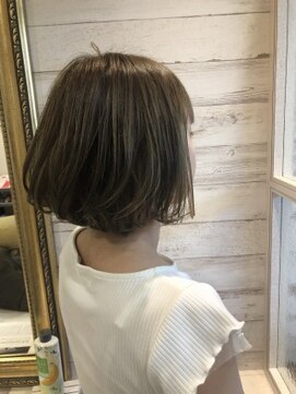 エム インターナショナル 白岡 キュート(EMU international CUTE) 艶ベージュ☆前下がりボブ